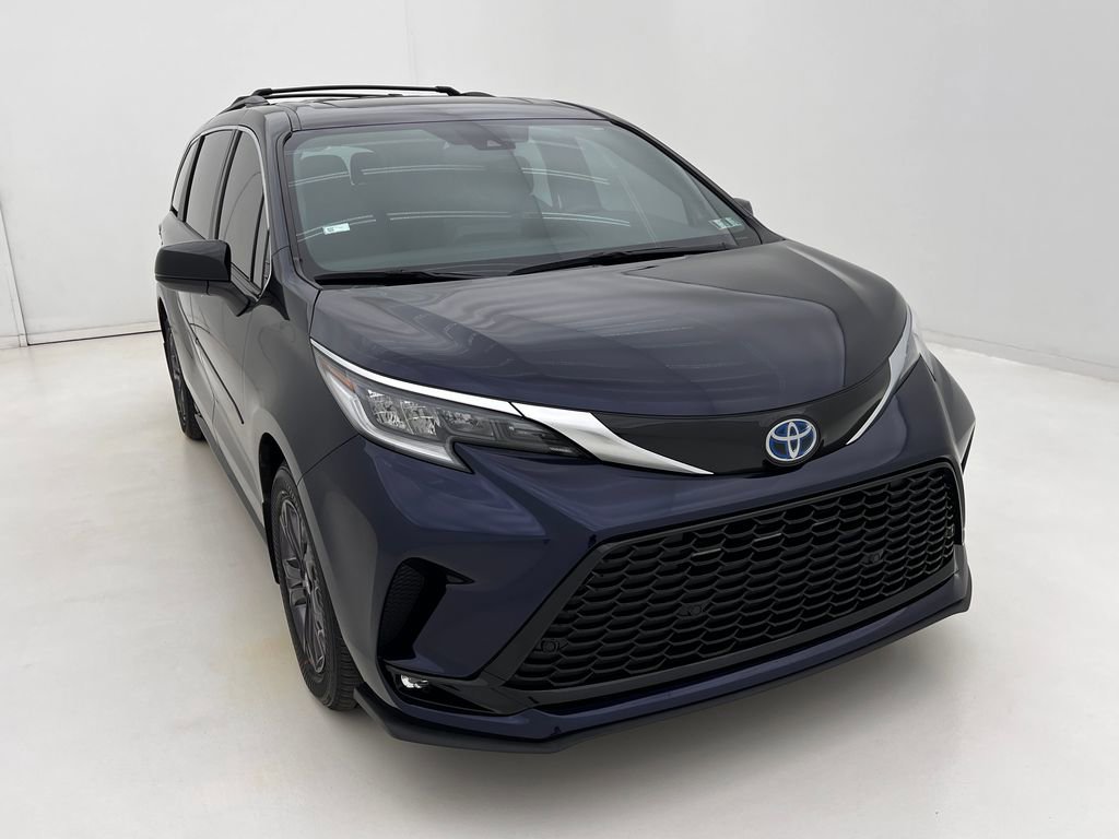 Used 2024 Toyota Sienna XSE w/ XSE Plus Package image 7
