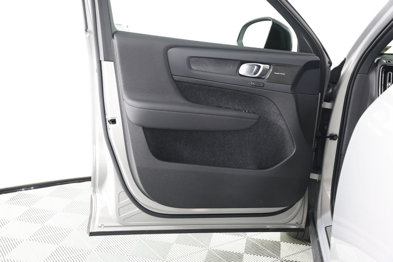 Used 2023 Volvo XC40 Recharge Ultimate AWD/4WD image 17