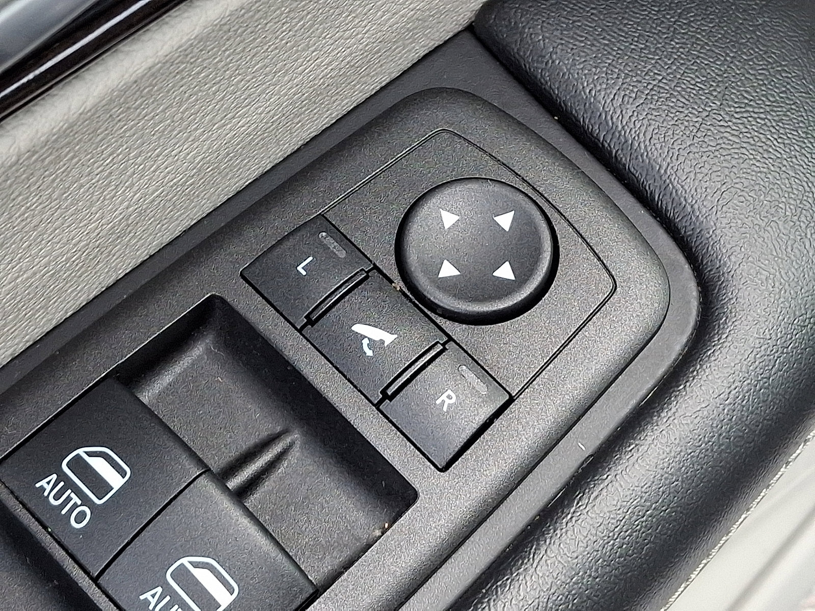 Used 2023 Chrysler Pacifica Limited image 30