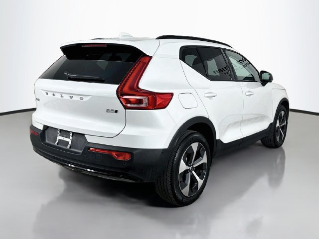 Used 2026 Volvo XC40 B5 Plus AWD/4WD image 7
