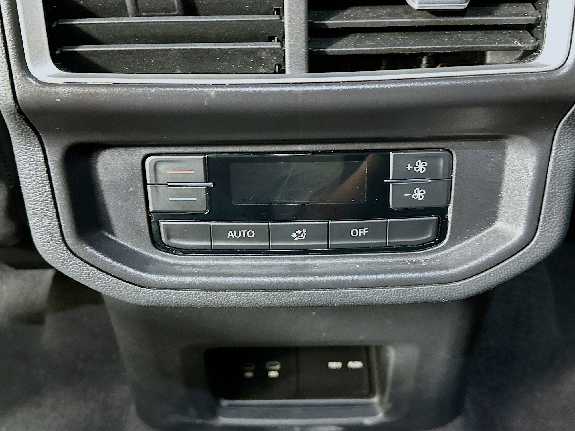 Used 2025 Volkswagen Atlas SE image 27