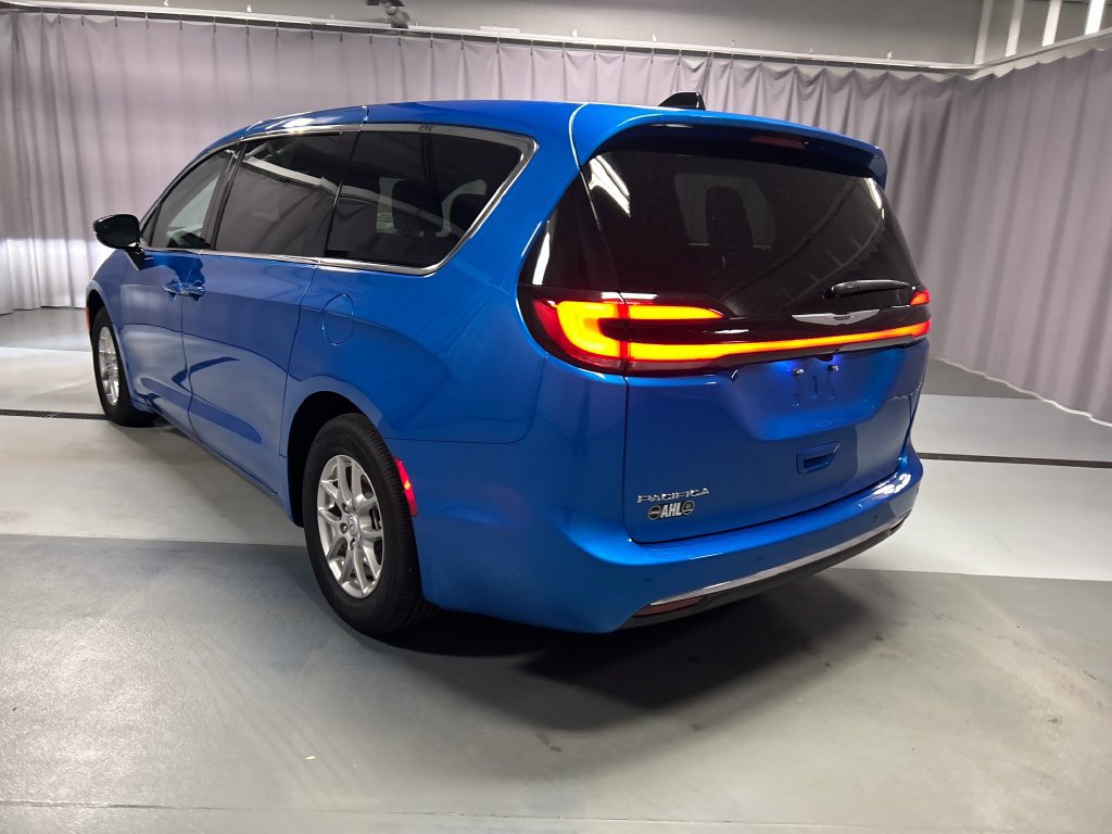 Used 2026 Chrysler Pacifica Select FWD image 5