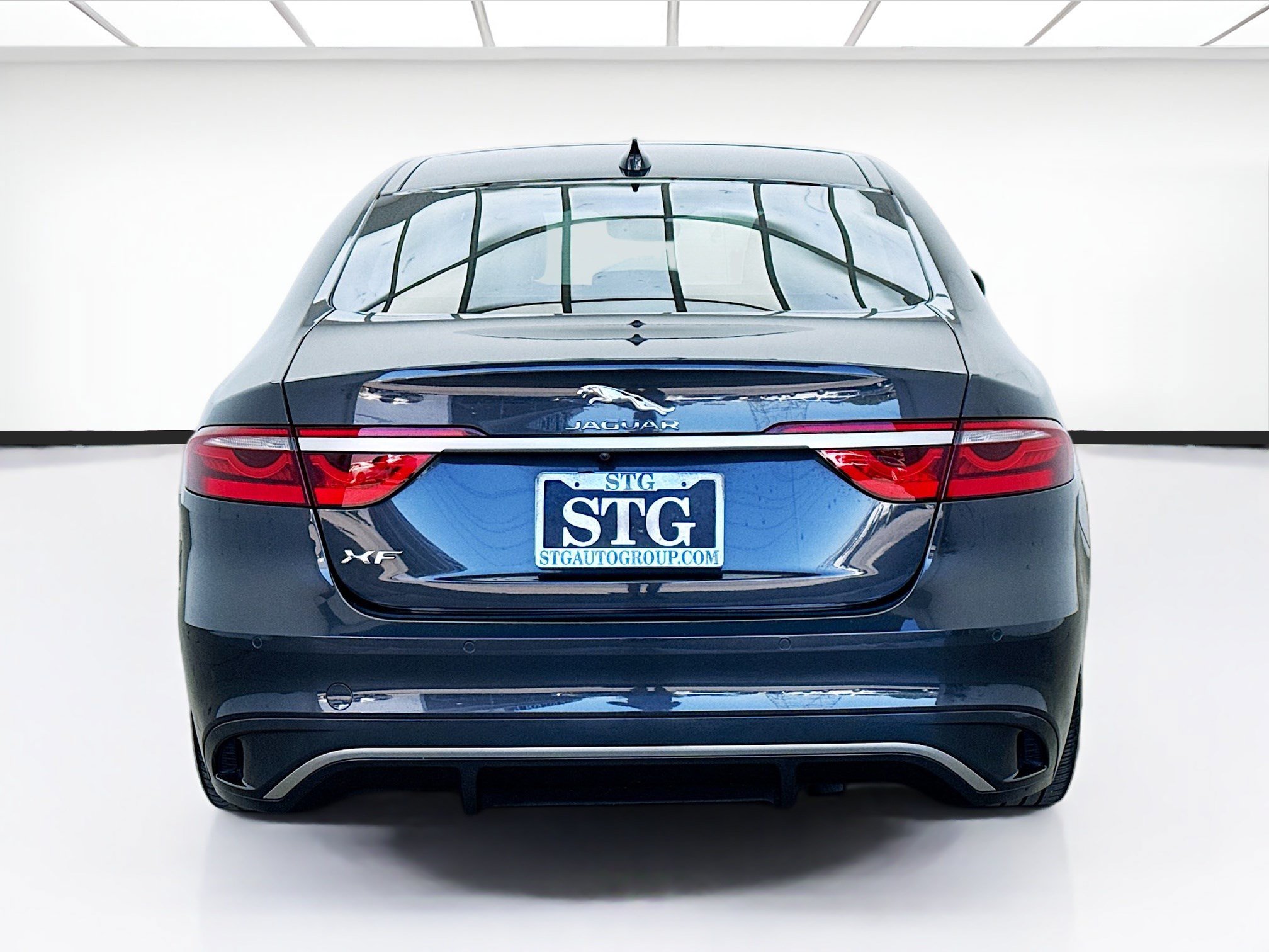 Used 2022 Jaguar XF SE RWD image 5