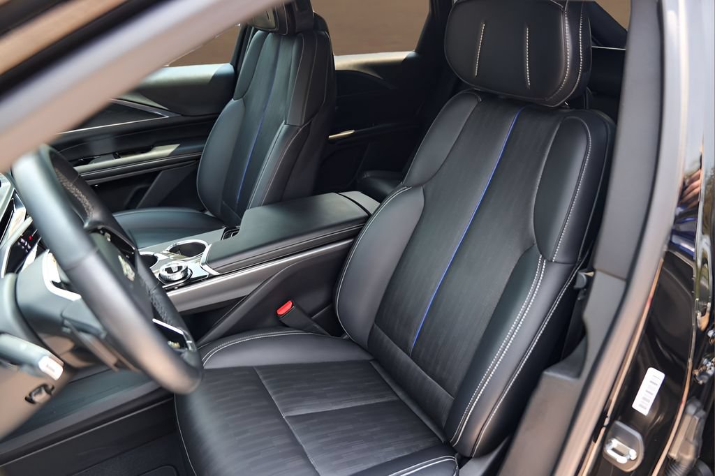Certified 2024 Cadillac Lyriq Luxury AWD/4WD image 7