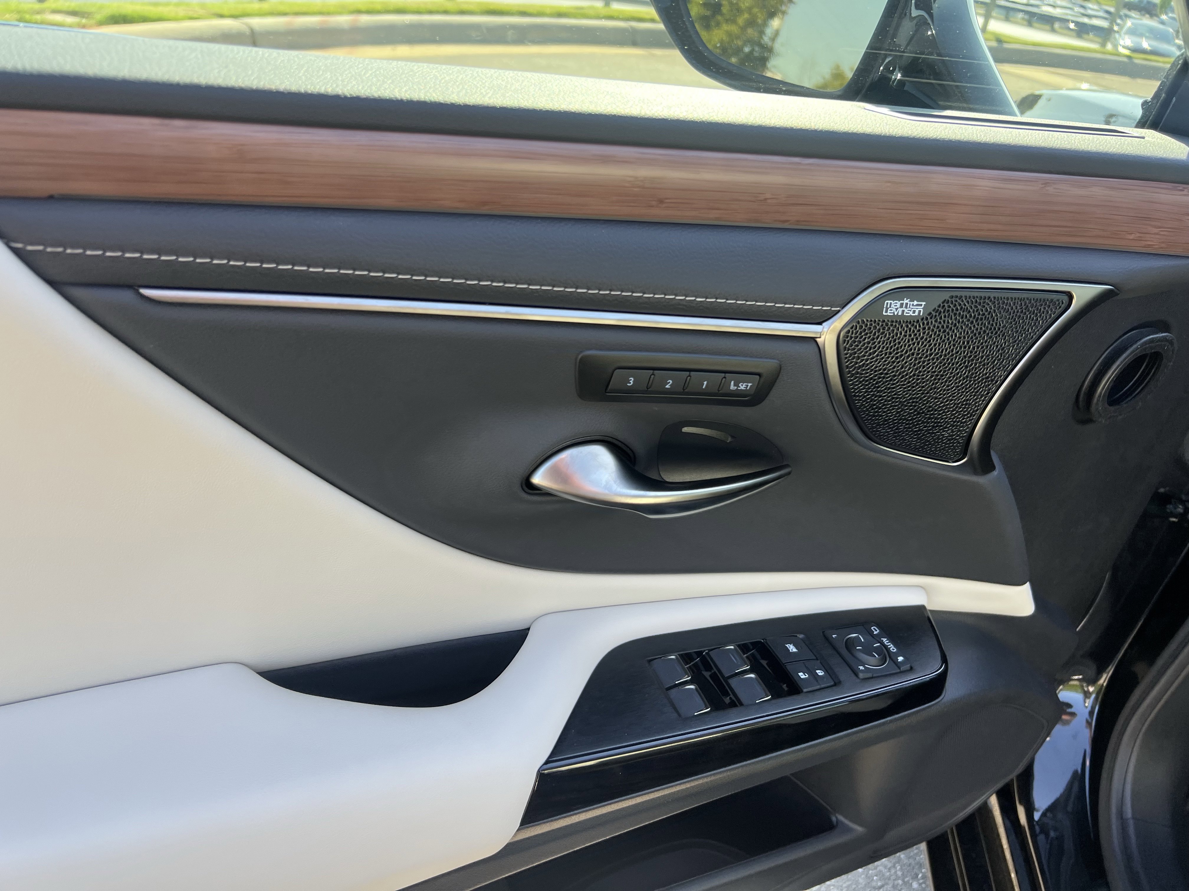 Used 2025 Lexus ES 350 Ultra Luxury w/ Accessory Package (Z2) FWD image 16