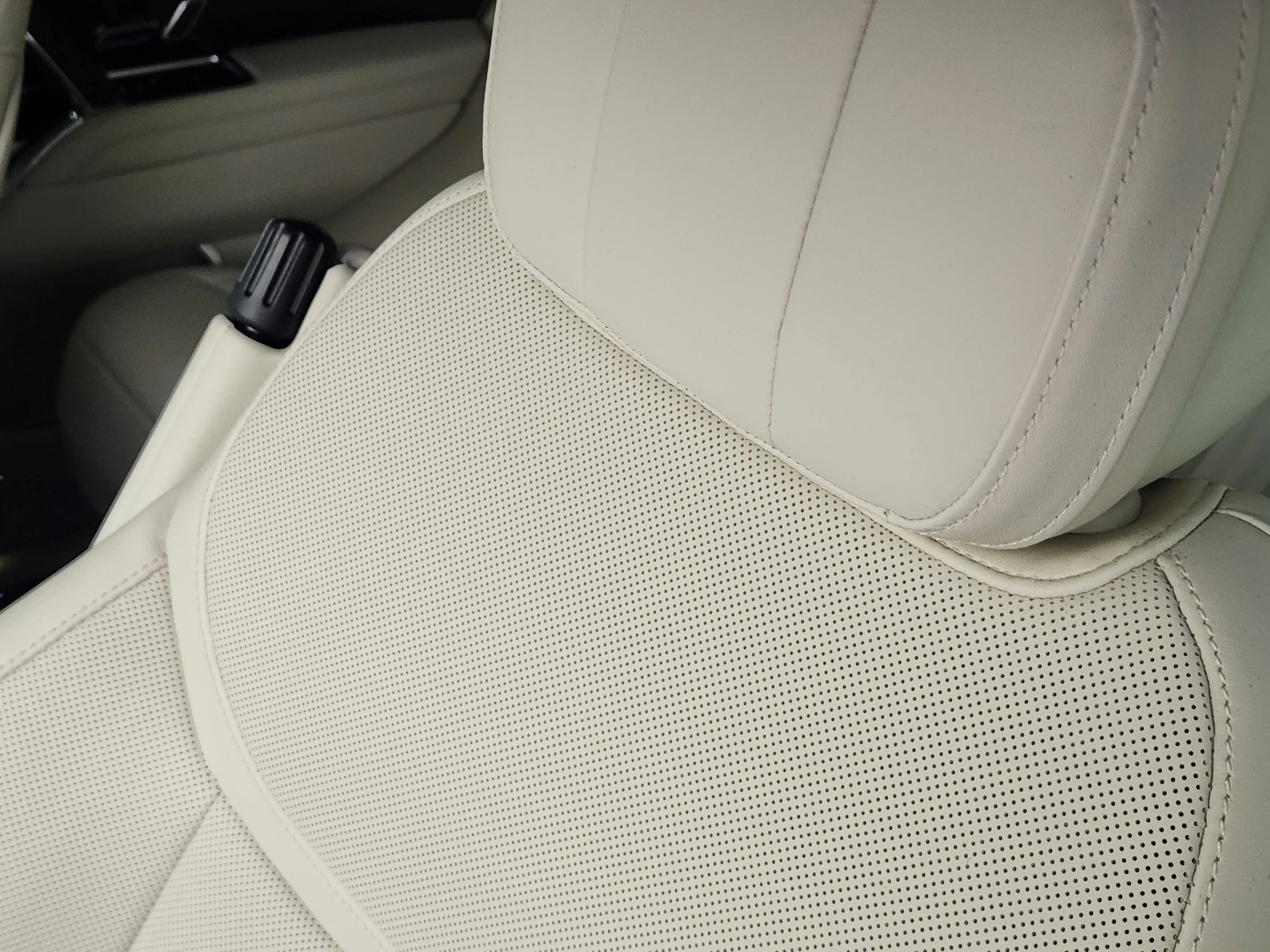 Certified 2025 Land Rover Range Rover SE image 11