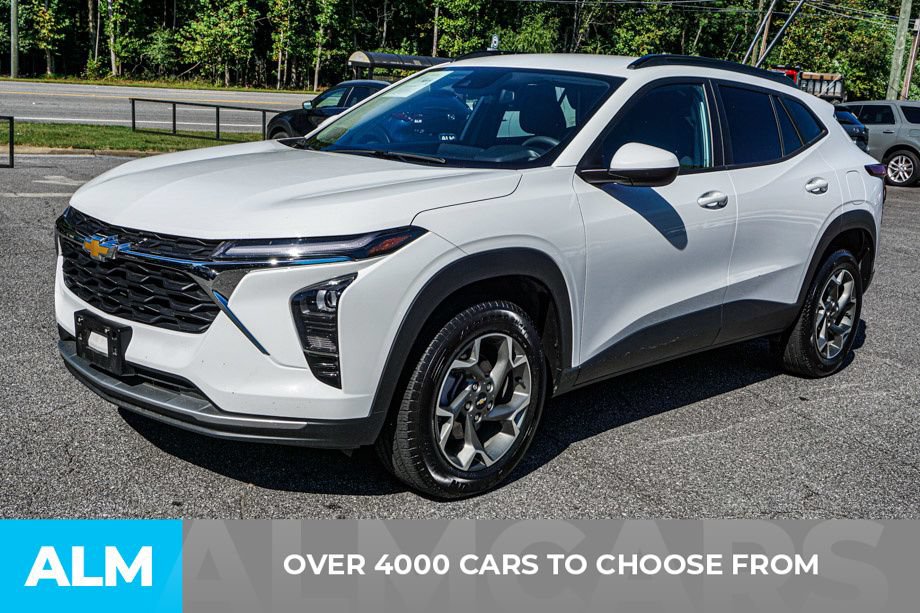 Used 2025 Chevrolet Trax LT FWD image 2