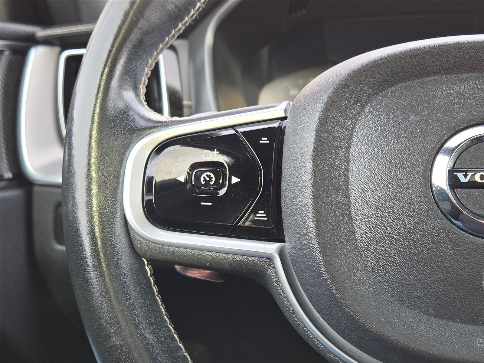 Used 2020 Volvo XC60 T5 R-Design image 31