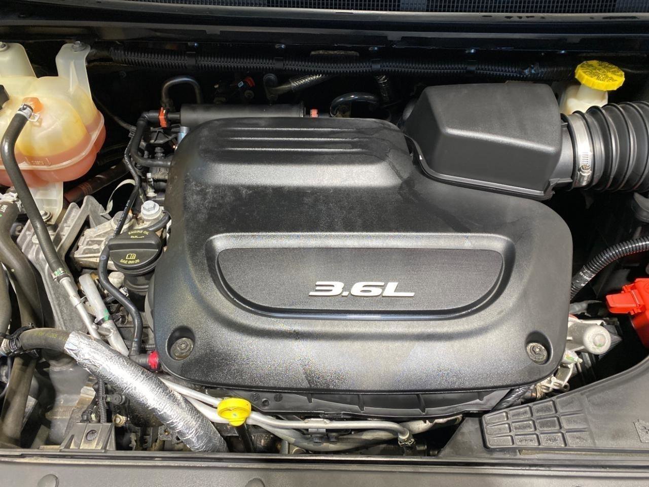 Used 2018 Chrysler Pacifica Touring-L w/ Premium Audio Group FWD image 23