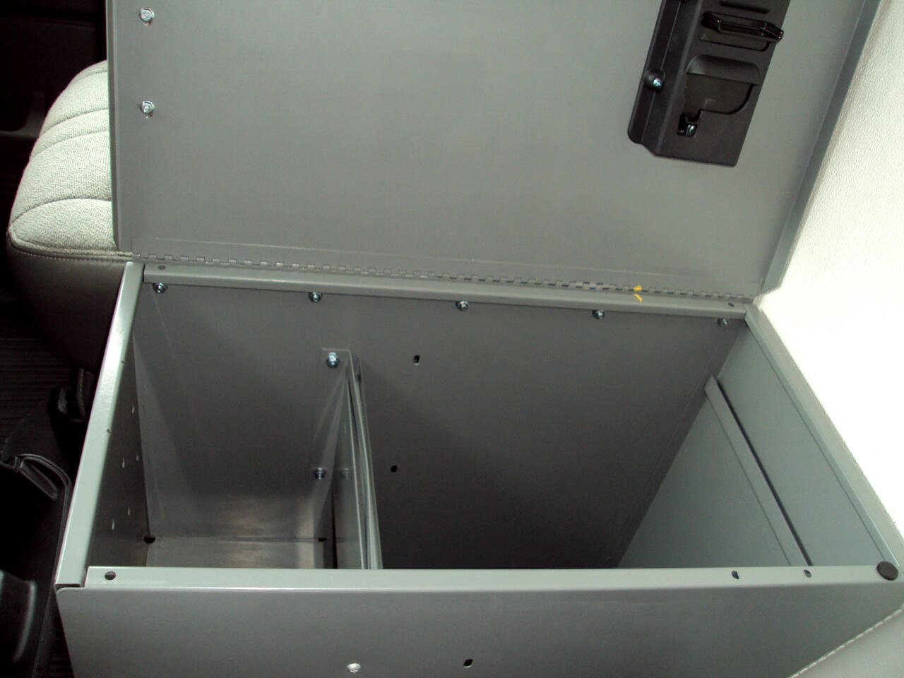 Used 2011 Chevrolet Express 1500 AWD image 23