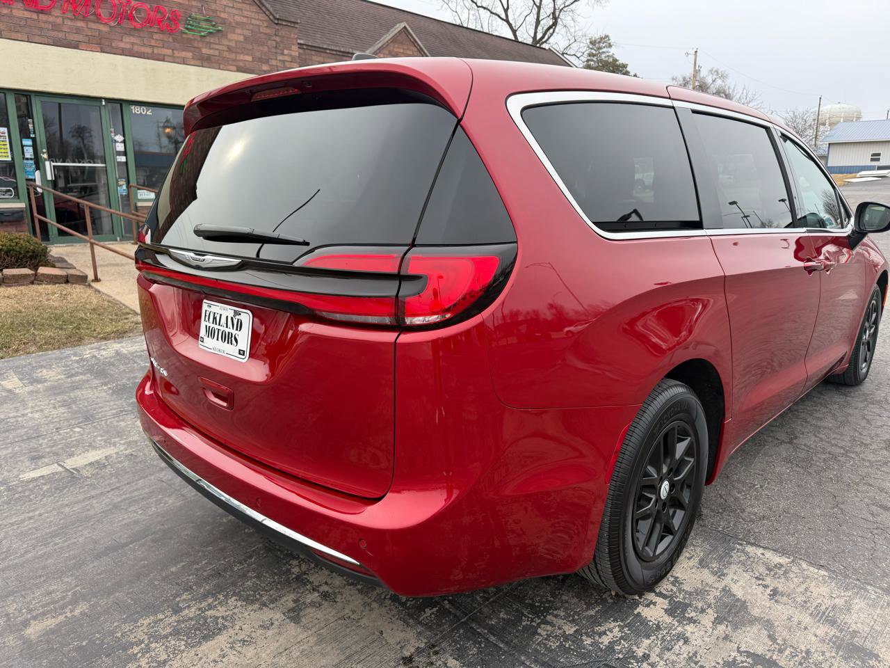 Used 2025 Chrysler Pacifica Select image 8