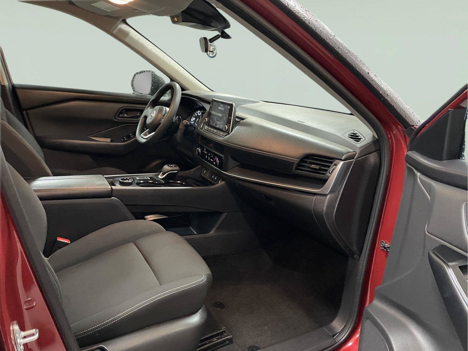 Used 2024 Nissan Rogue S AWD/4WD image 18