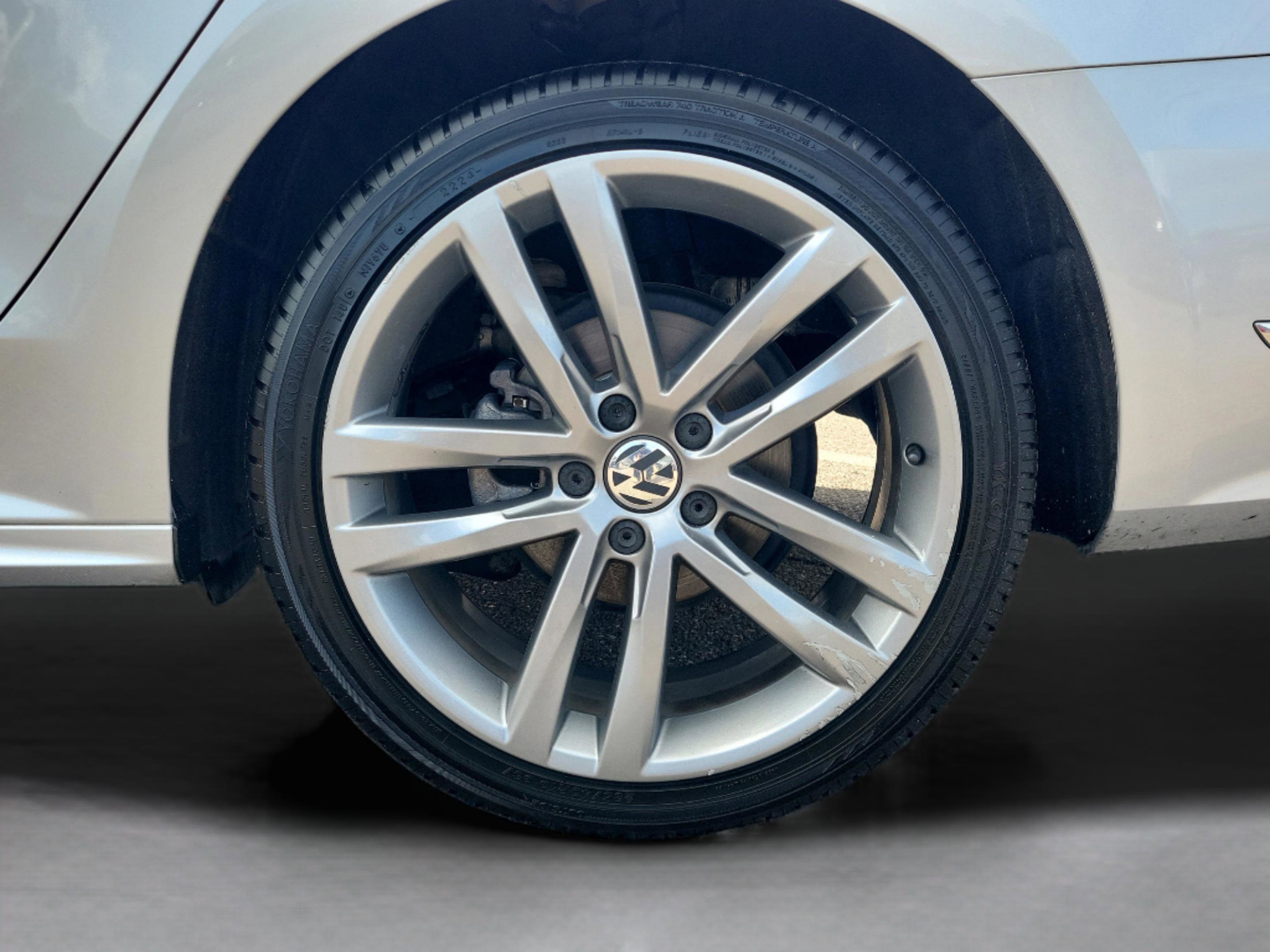 Used 2018 Volkswagen Passat 2.0T R-Line w/ R-Line Lighting Package image 5