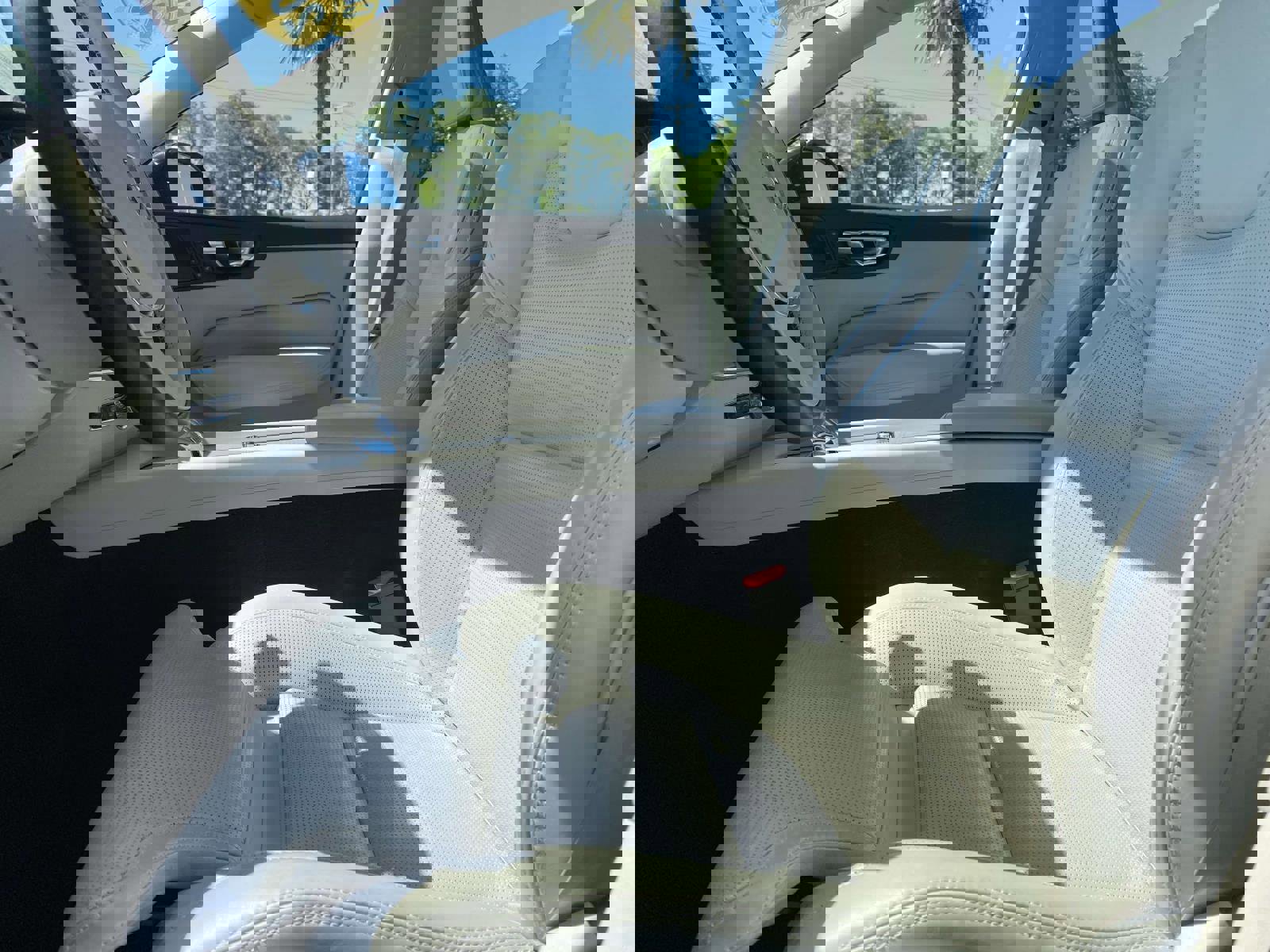 Used 2023 Volvo XC60 B6 Ultimate w/ Protection Package Premier AWD/4WD image 15