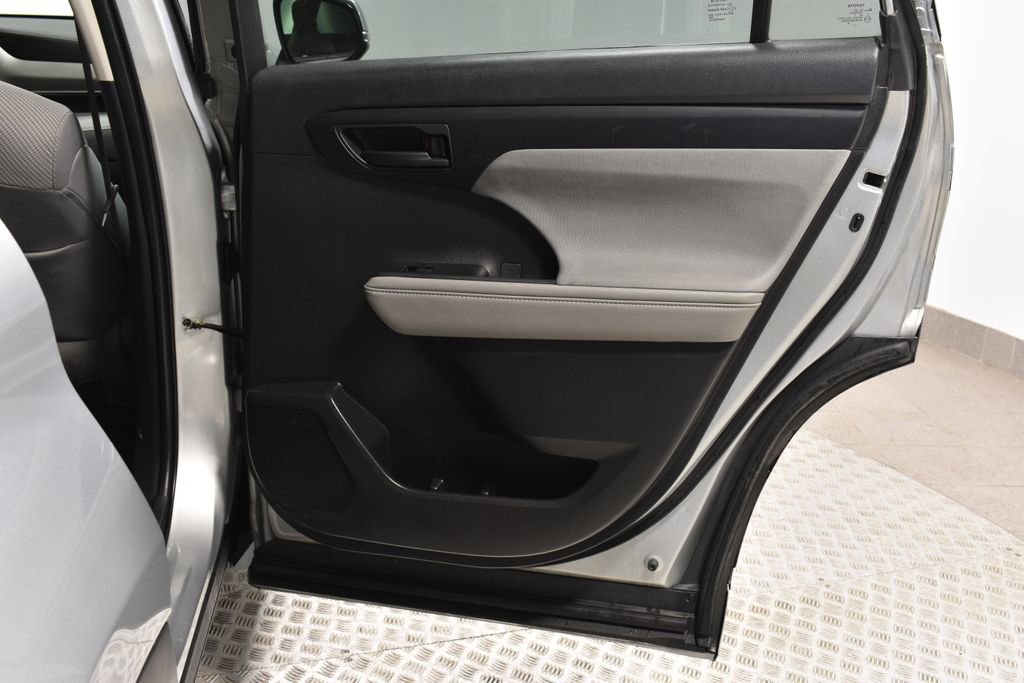 Used 2023 Toyota Highlander XLE image 29
