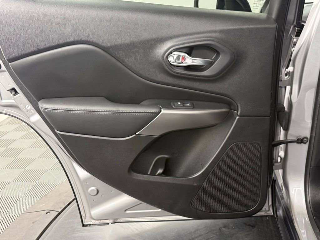 Used 2021 Jeep Cherokee Latitude image 32