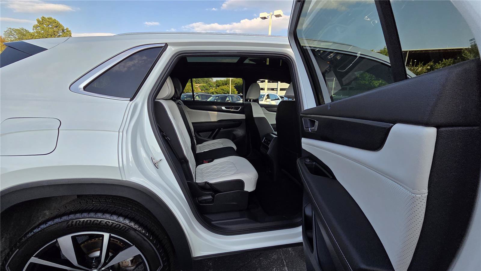 Certified 2024 Volkswagen Atlas Cross Sport SEL Premium R-Line AWD/4WD image 35