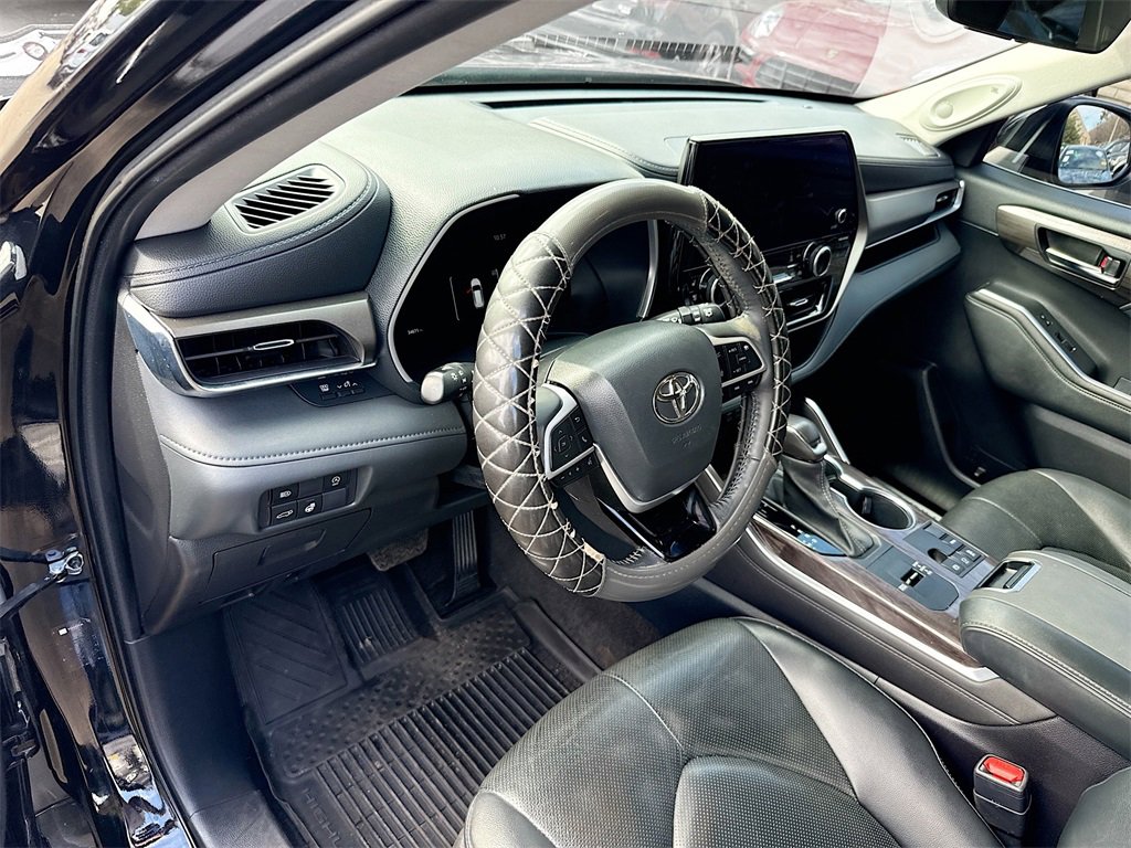 Used 2023 Toyota Highlander XLE image 10