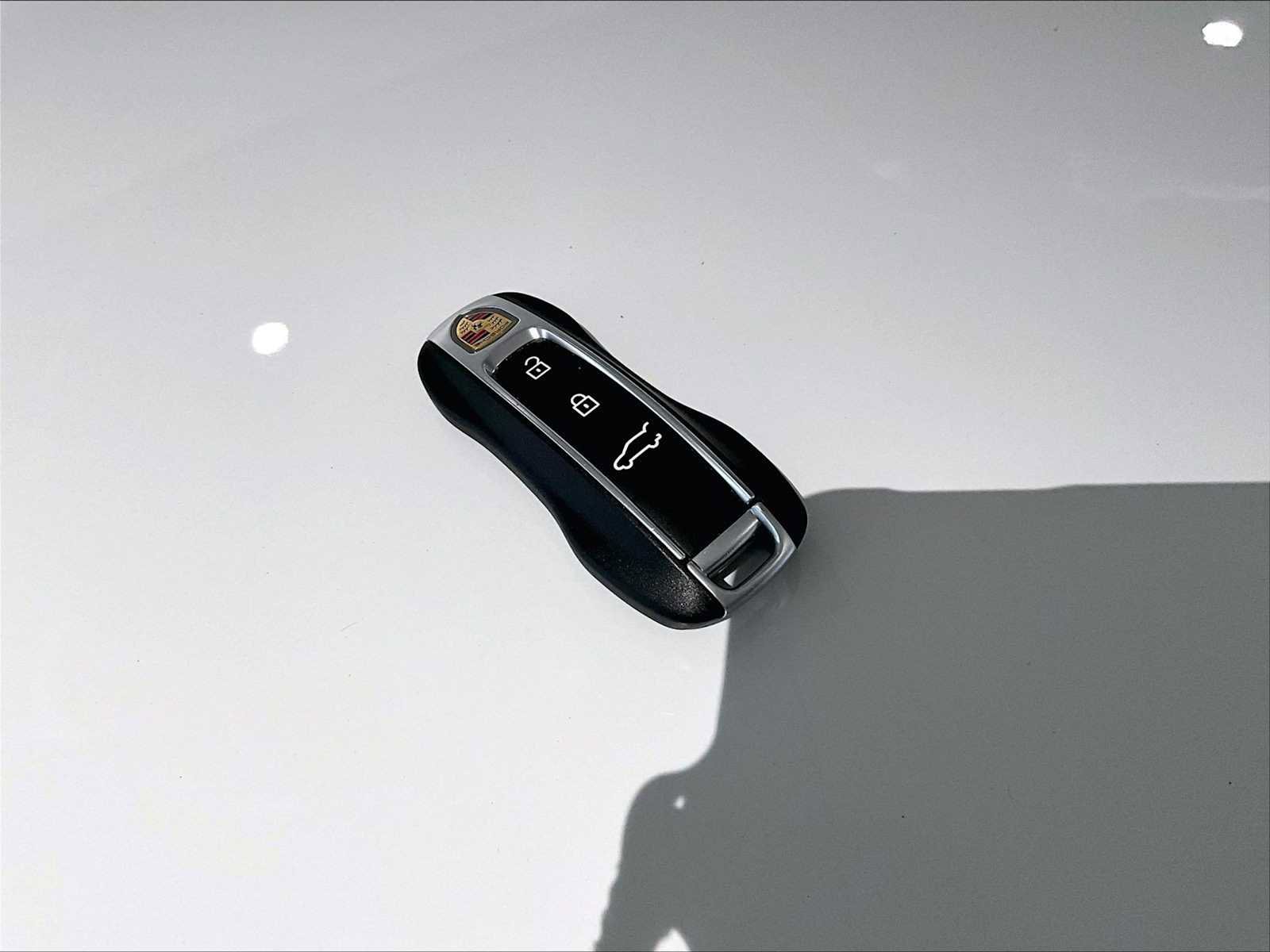 Used 2025 Porsche Cayenne Coupe image 34