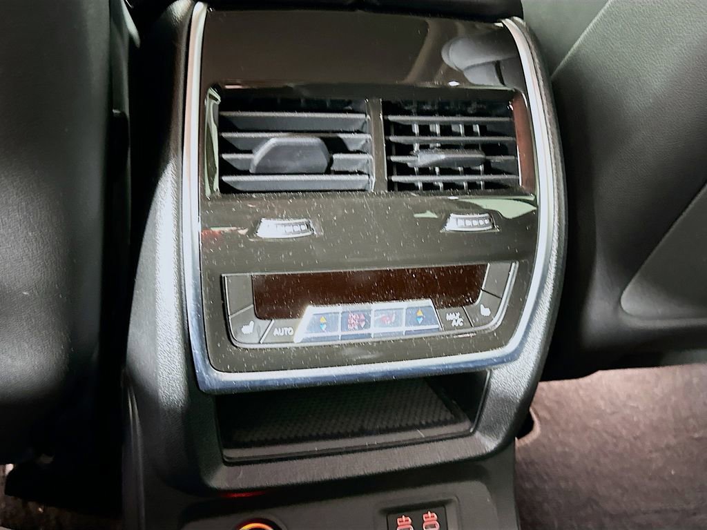 Used 2024 BMW X7 xDrive40i w/ Executive Package image 33