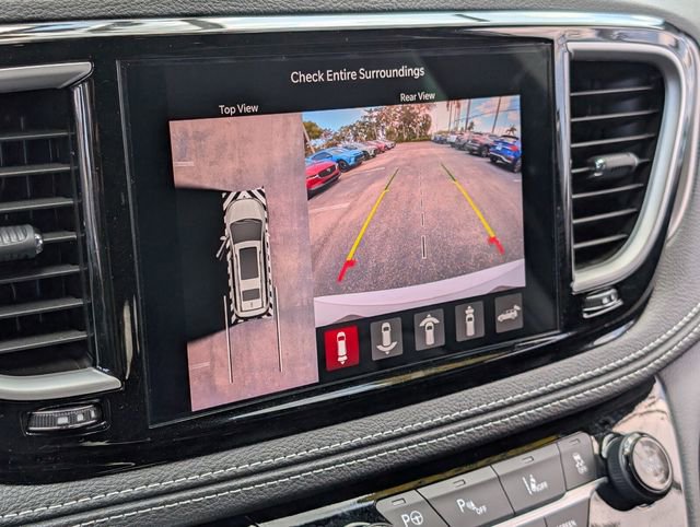 Used 2025 Chrysler Pacifica Select image 24