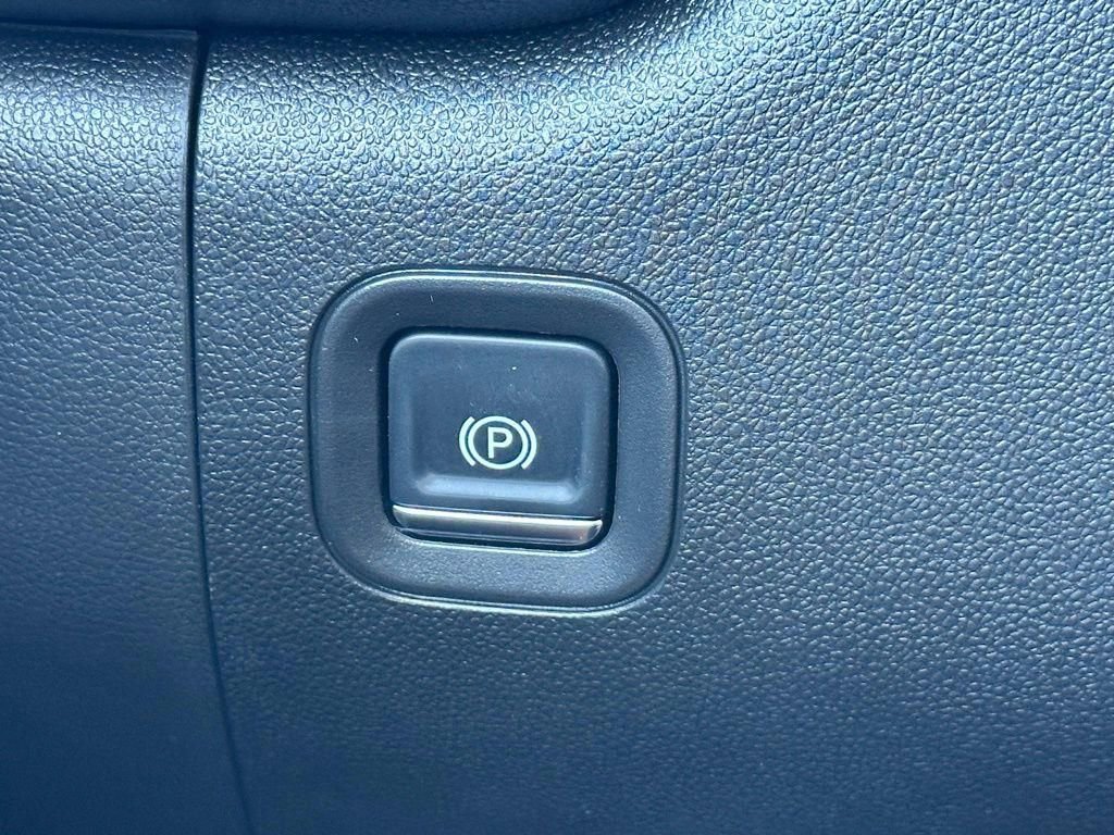 Used 2025 Chevrolet Silverado 2500 Custom w/ Custom Value Package image 13