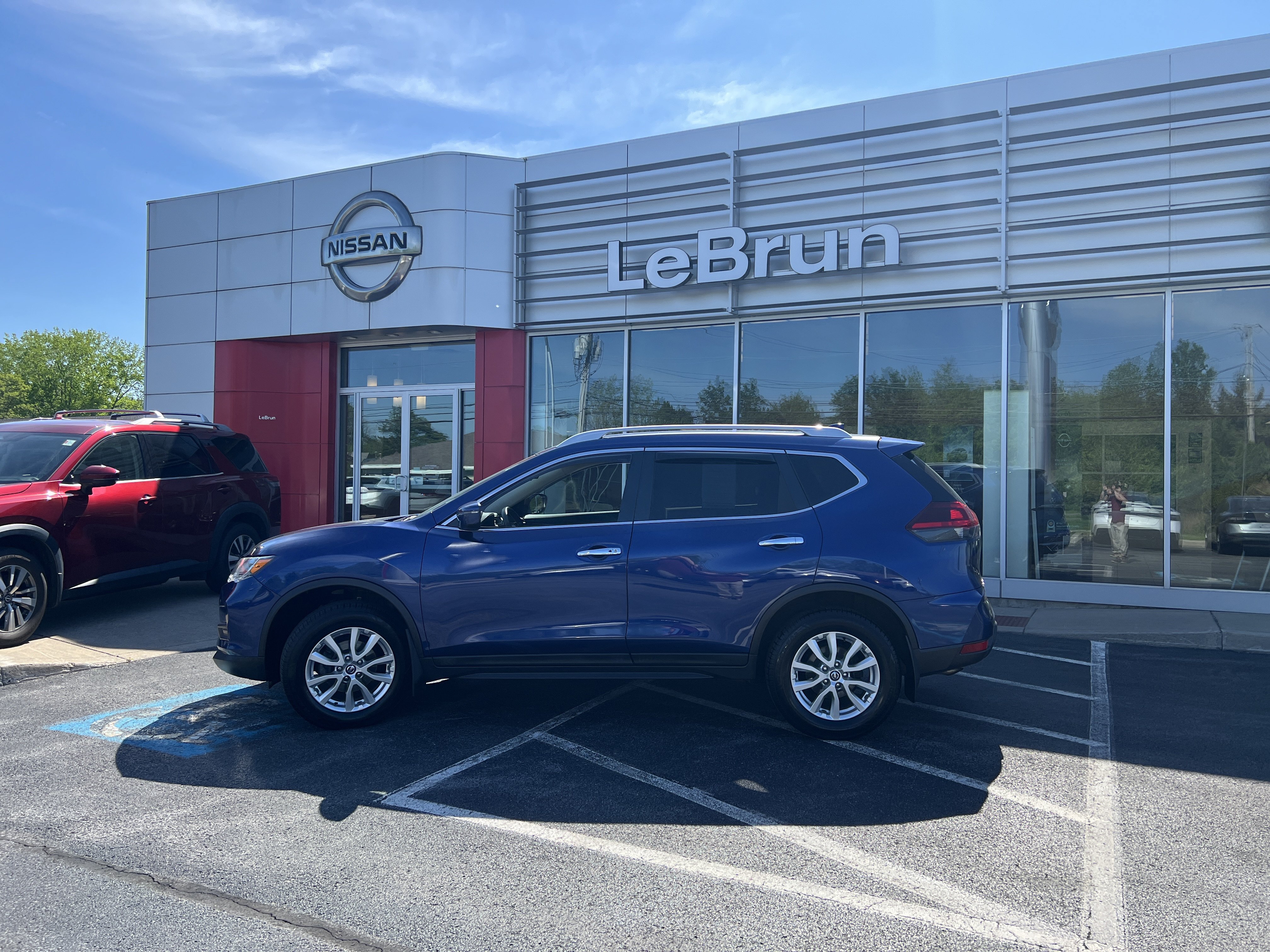 Used 2018 Nissan Rogue SV AWD/4WD image 2