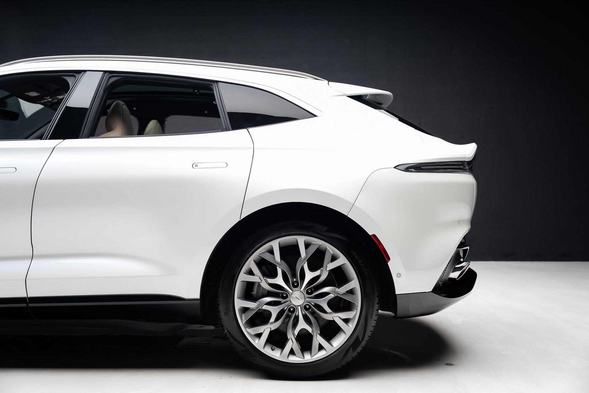 Used 2021 Aston Martin DBX AWD/4WD image 20