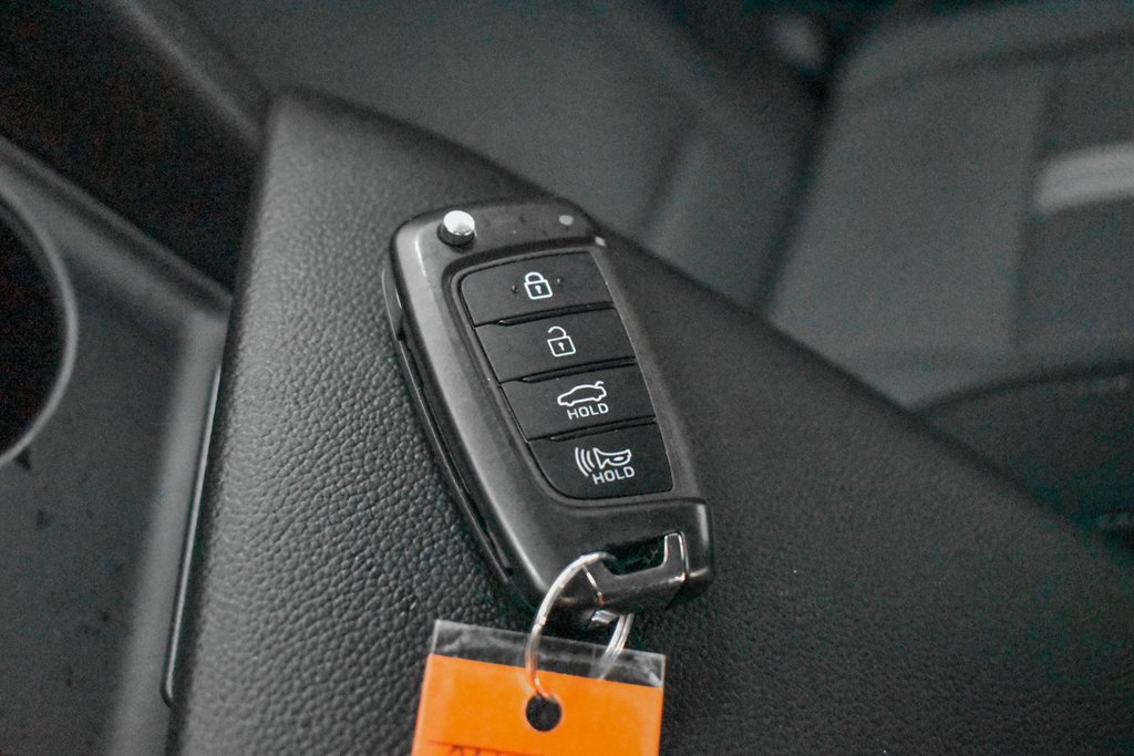 Used 2023 Hyundai Elantra SE w/ Preferred Accessory Package image 25