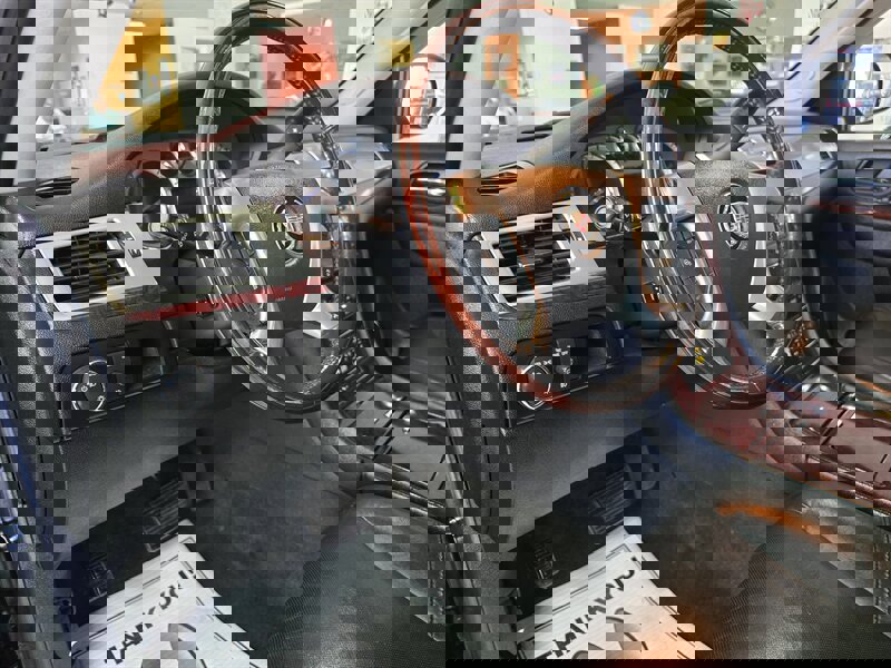 Used 2011 Cadillac Escalade ESV Luxury image 9