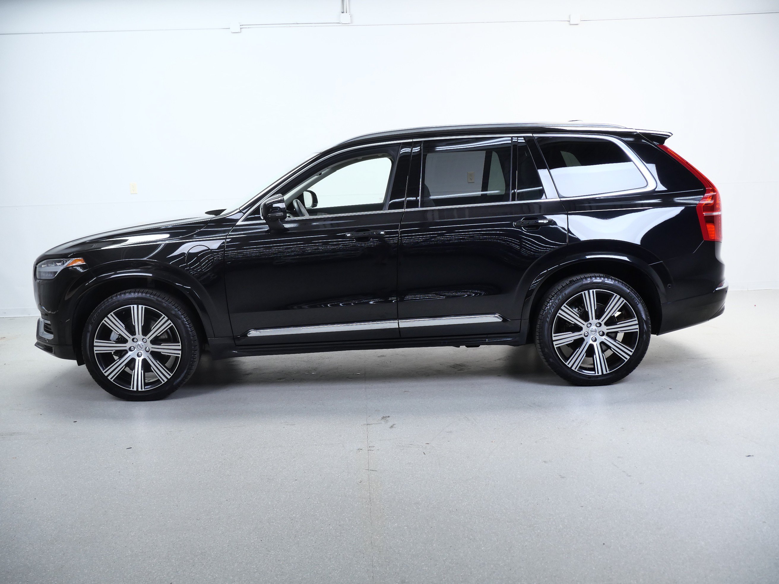 Used 2024 Volvo XC90 T8 Plus w/ Protection Package Premier AWD/4WD image 10