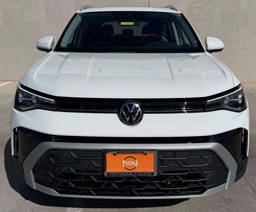 Certified 2025 Volkswagen Taos SE image 3