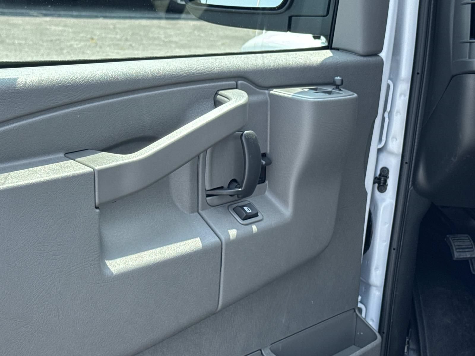 New 2026 Chevrolet Express 3500 LS w/ Chrome Appearance Package RWD image 17