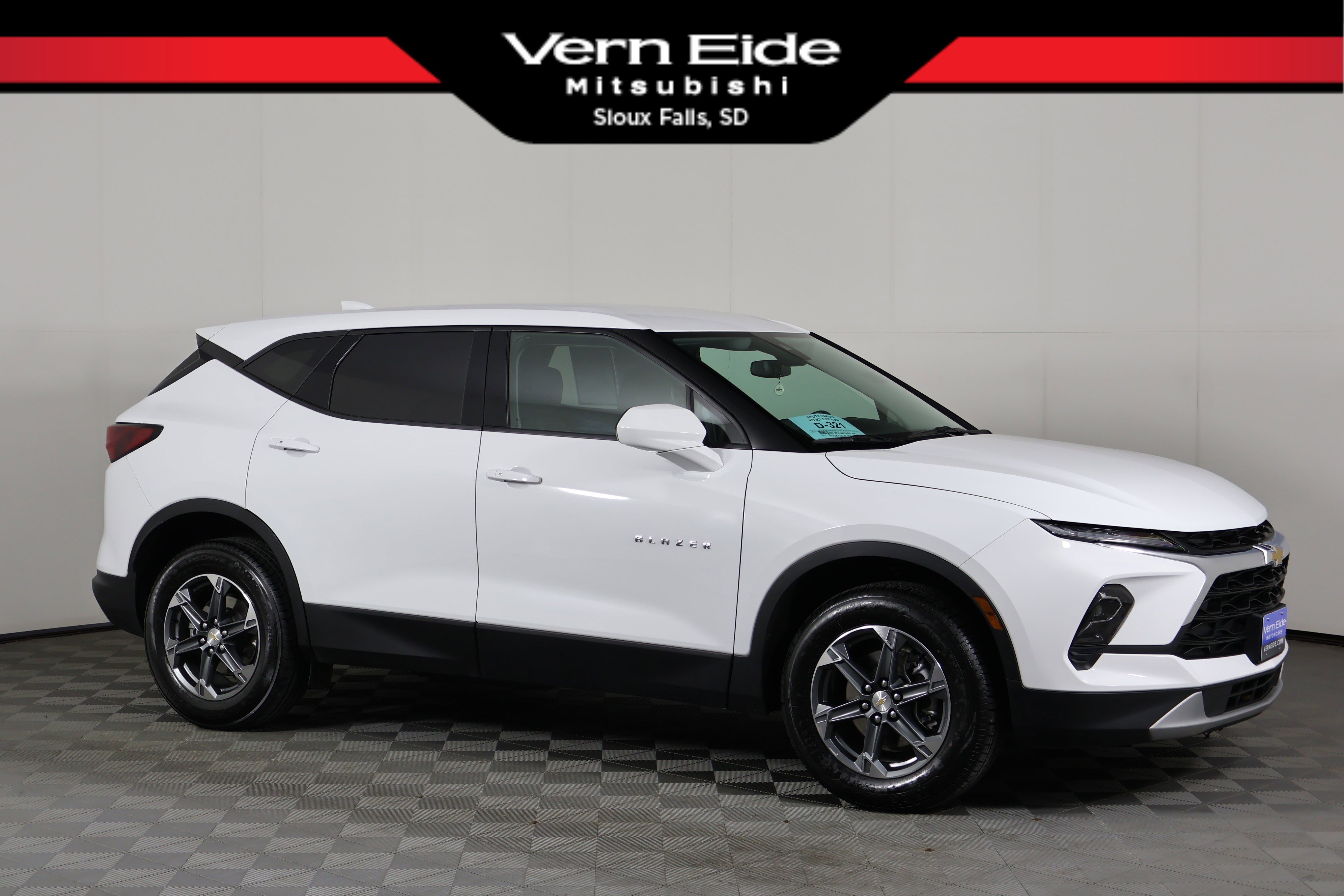 Used 2025 Chevrolet Blazer LT image 1