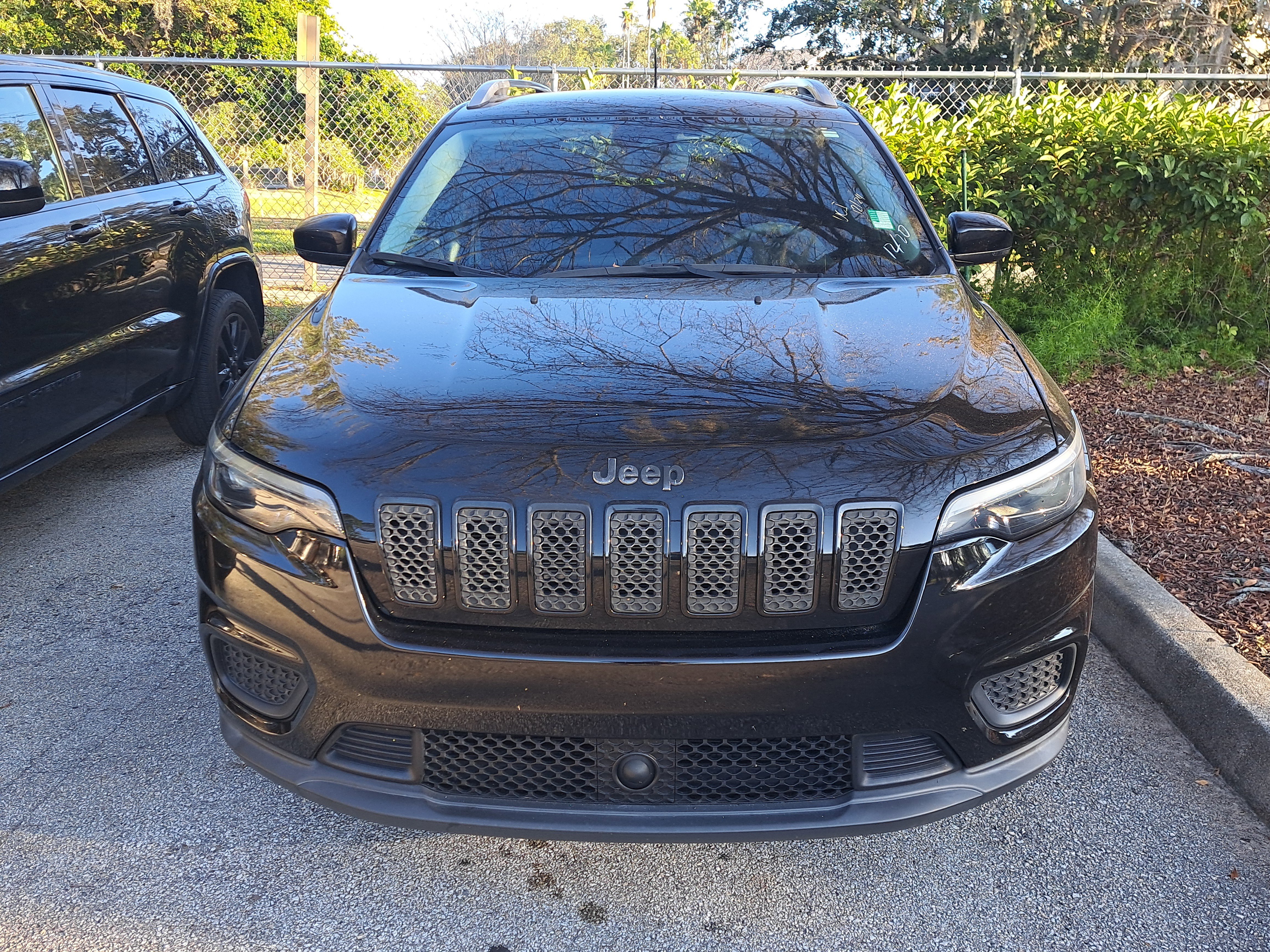Used 2021 Jeep Cherokee Latitude image 2
