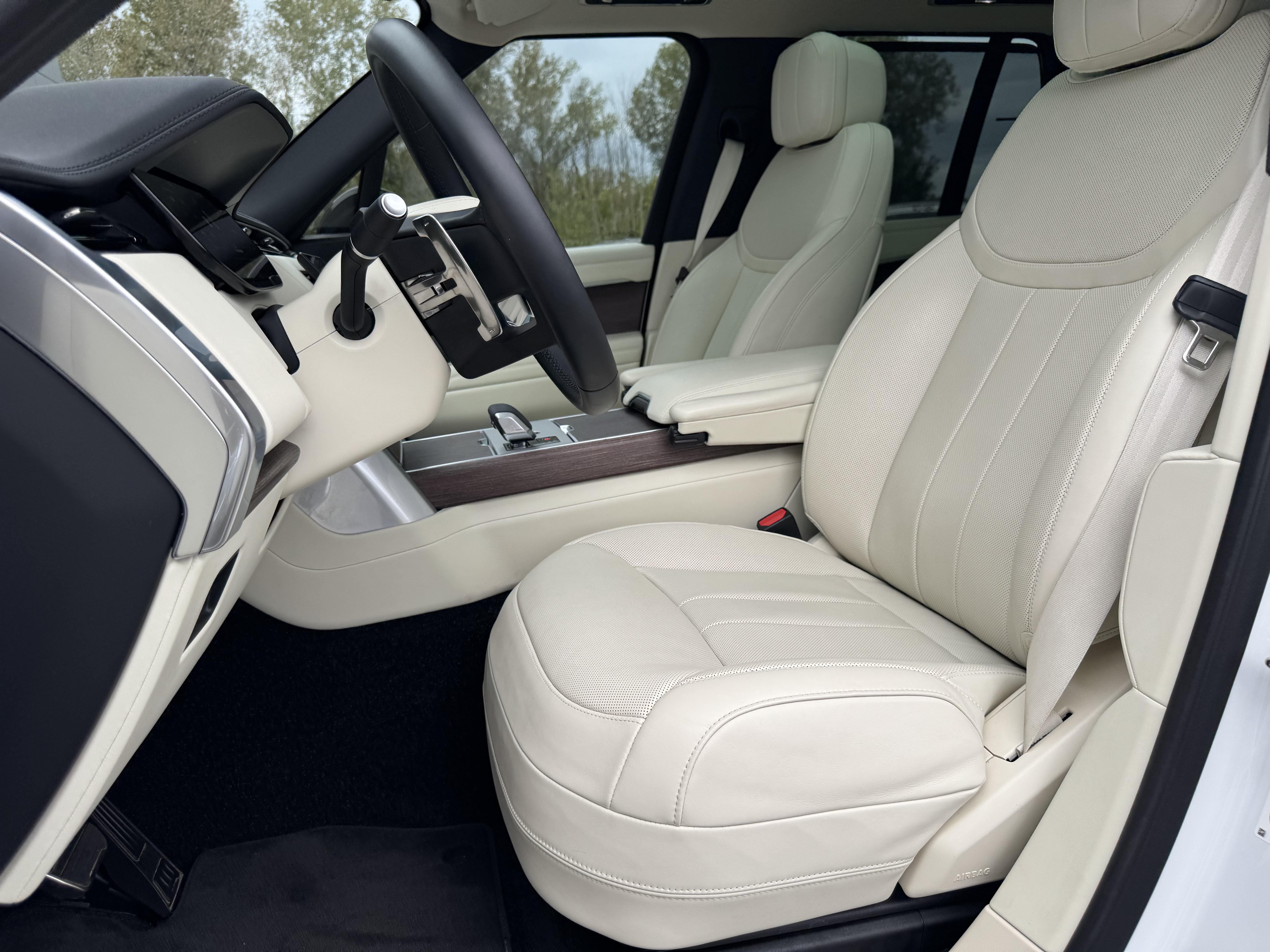Certified 2025 Land Rover Range Rover SE AWD/4WD image 14