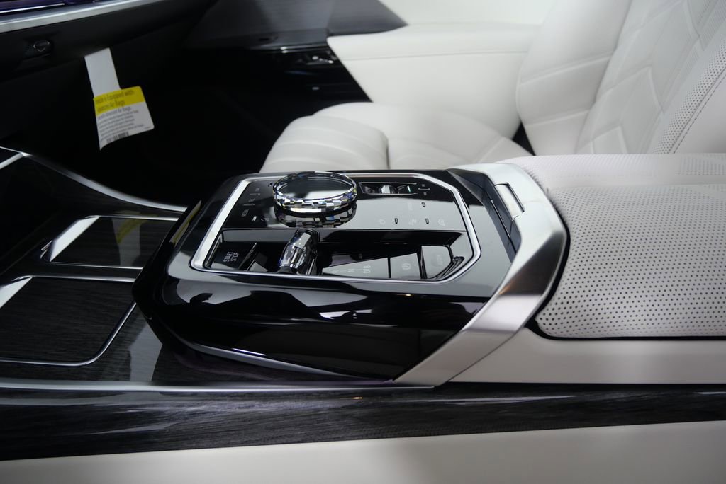 Used 2025 BMW i7 xDrive60 w/ Premium Package image 23