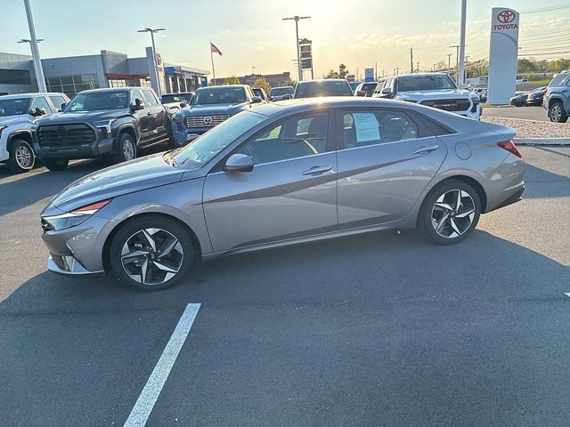 Used 2023 Hyundai Elantra Limited image 16
