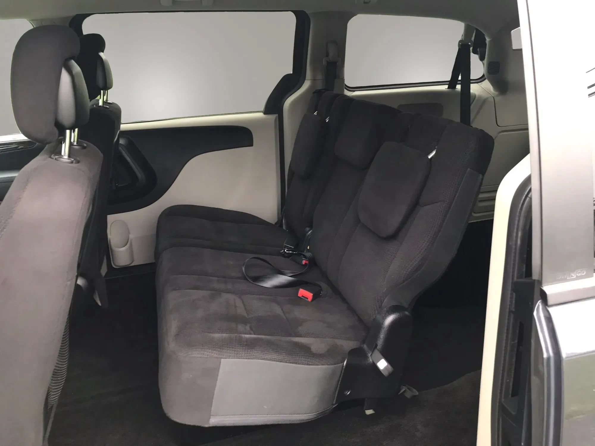 Used 2014 Dodge Grand Caravan SE w/ Quick Order Package 29E SE FWD image 3