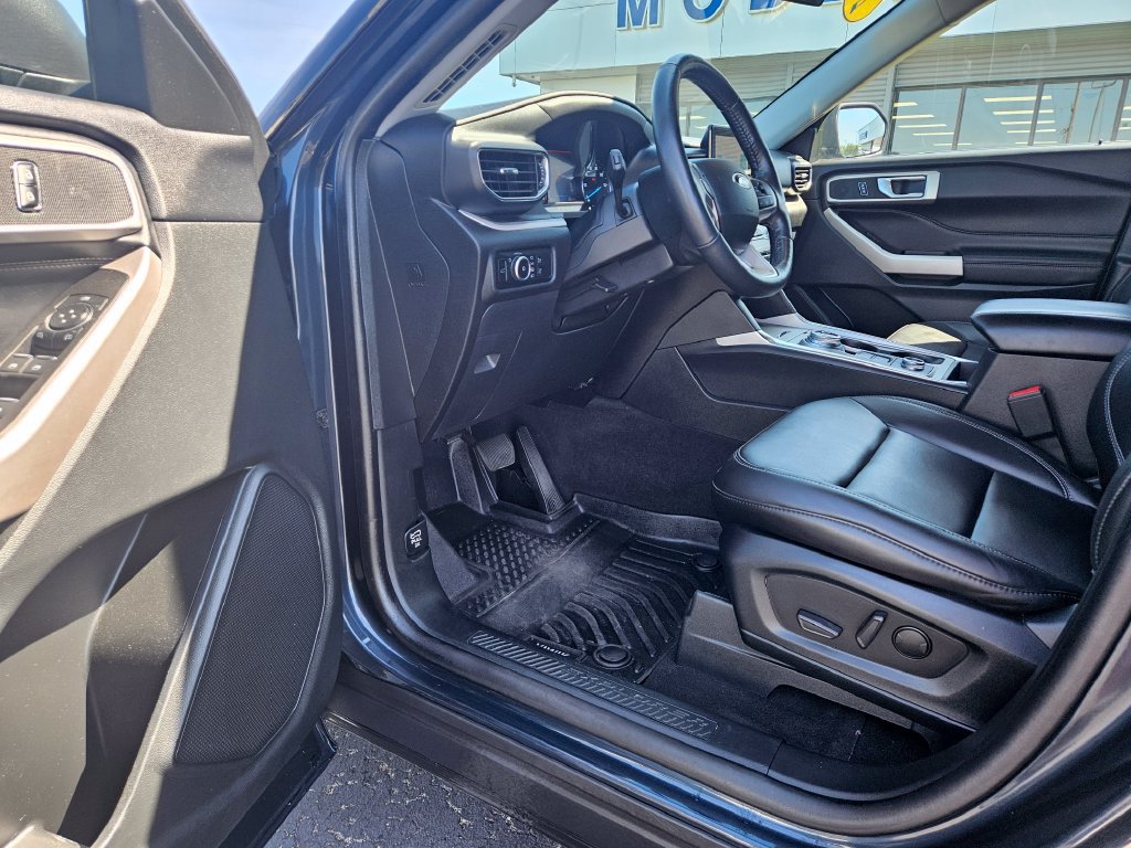 Used 2023 Ford Explorer XLT w/ Equipment Group 202A AWD/4WD image 13