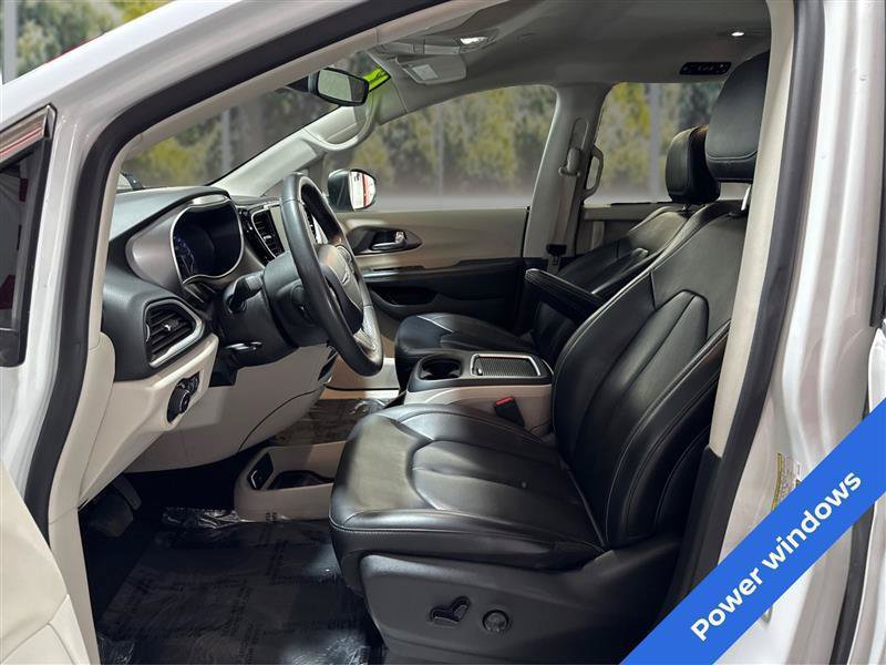 Used 2023 Chrysler Pacifica Touring-L FWD image 9
