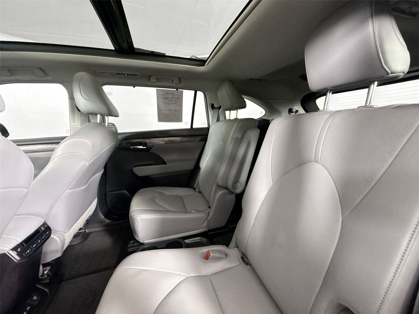 Used 2022 Toyota Highlander Platinum FWD image 32
