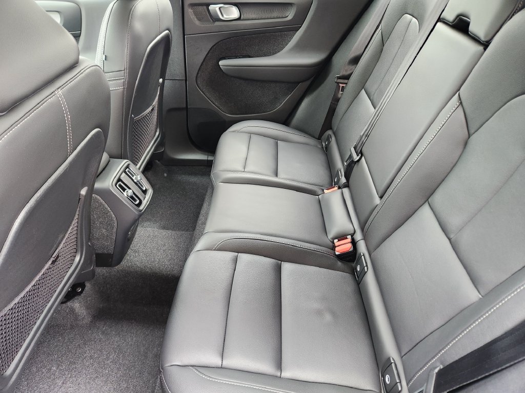 Used 2025 Volvo XC40 B5 Plus AWD/4WD image 19