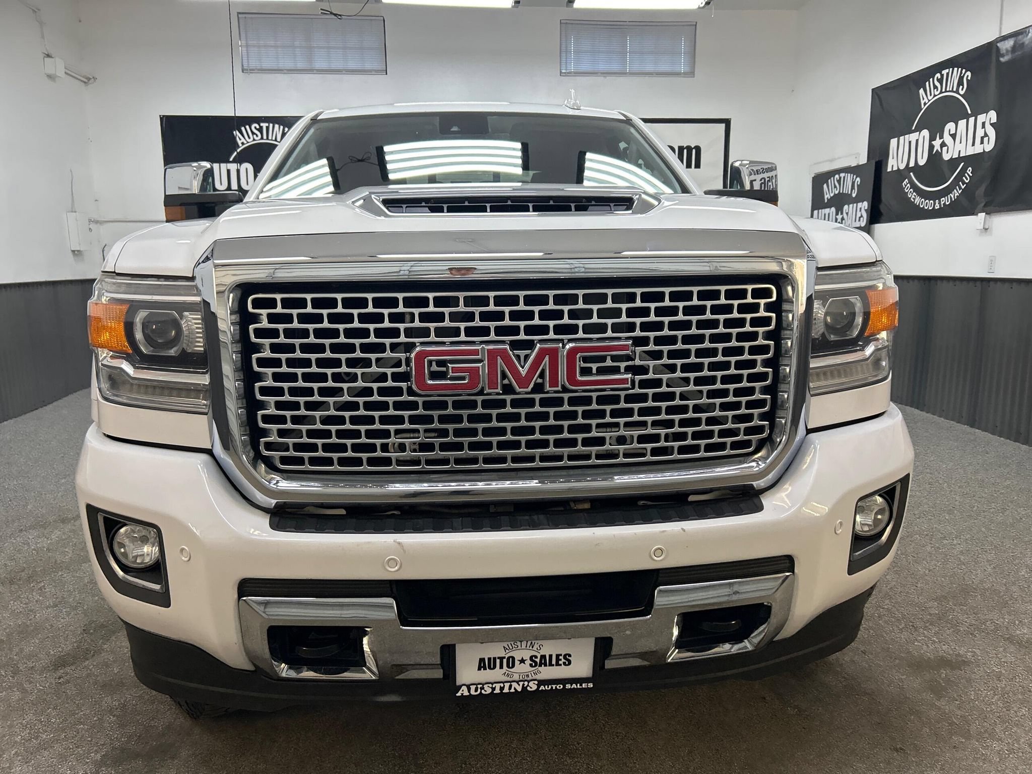 Used 2017 GMC Sierra 3500 Denali w/ Suspension Package, Off-Road AWD/4WD image 2