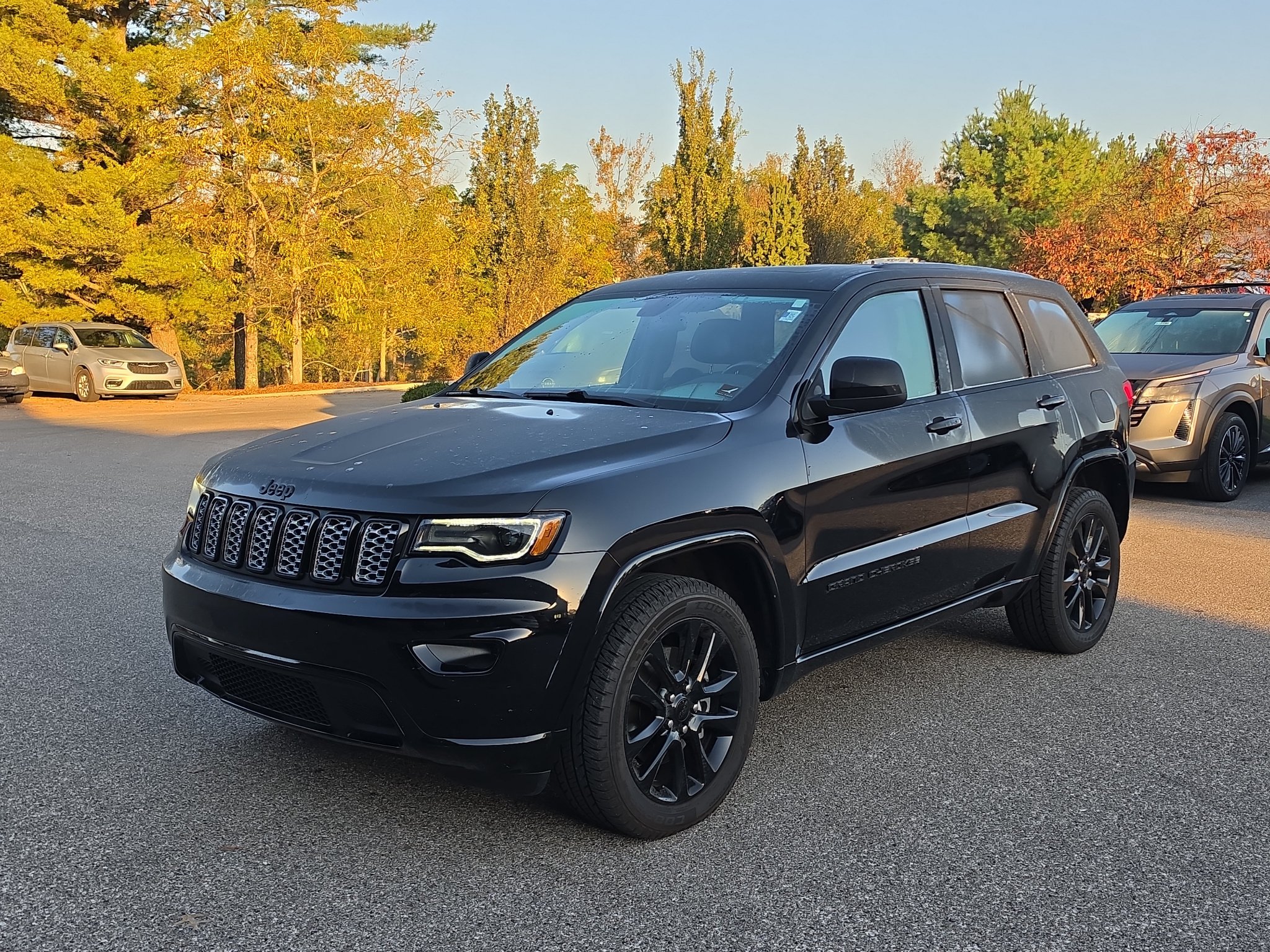 Used 2021 Jeep Grand Cherokee Laredo X AWD/4WD image 3