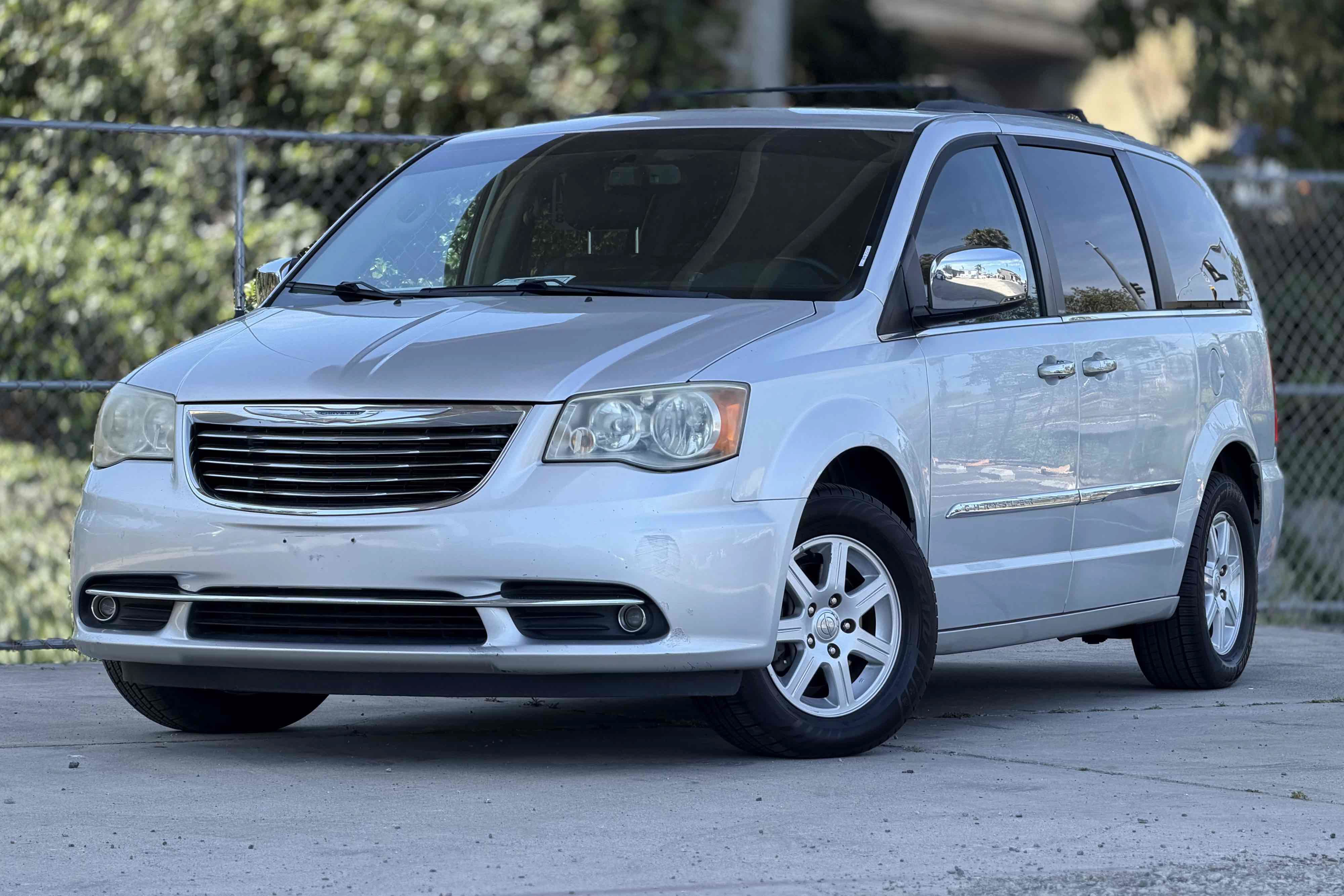 Used 2011 Chrysler Town & Country Touring-L w/ Entertainment Group #2 FWD image 1