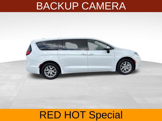 Used 2023 Chrysler Pacifica Touring-L FWD image 8