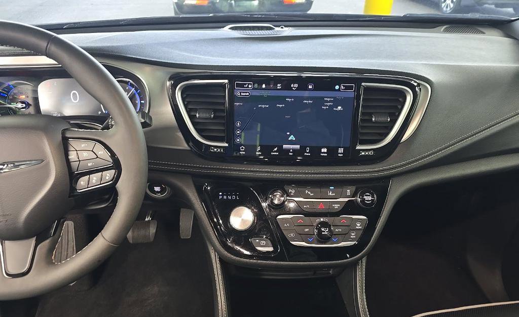 Used 2023 Chrysler Pacifica Limited w/ Uconnect Theater Family Group FWD image 11
