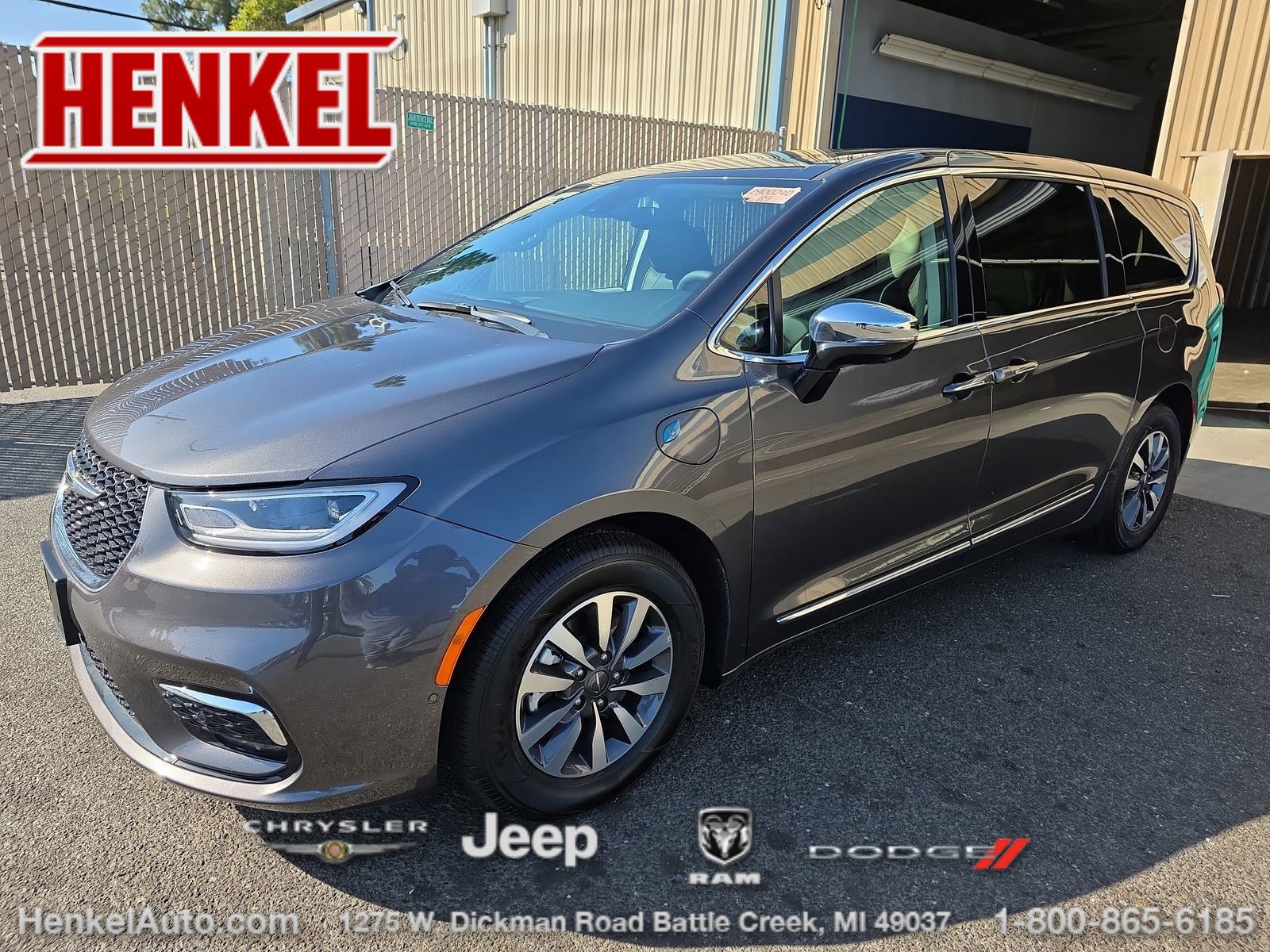 Used 2023 Chrysler Pacifica Limited w/ Uconnect Theater Family Group FWD image 1