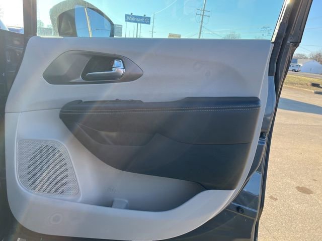 Used 2022 Chrysler Pacifica Touring-L image 18